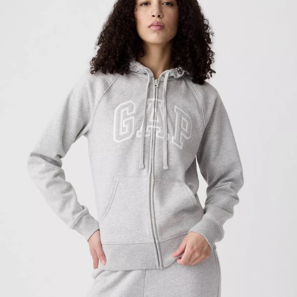 NWT Gap Logo Sweatshirt COLOR LIGHT HEATHER GRAY